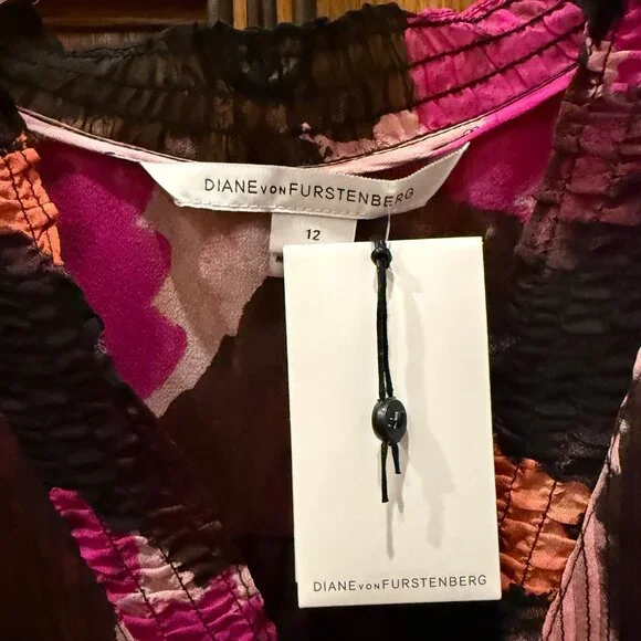 Diane von Furstenberg Layla Silk Printed Dress Color: dancing explosion Size: 12 - Picture 8 of 9